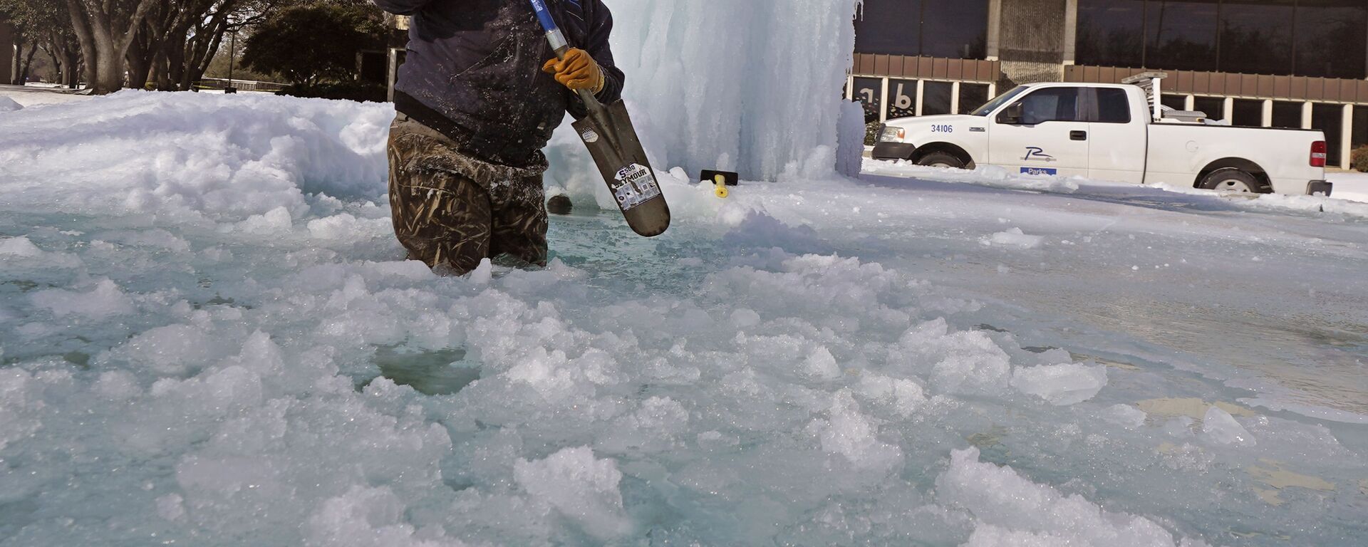 得州理查森，一名工人在冰冻的喷泉里把冰打碎。 - 俄罗斯卫星通讯社, 1920, 17.02.2021