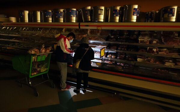得州達拉斯一家超市中用手電筒照明的人們。 - 俄羅斯衛星通訊社