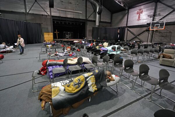 得州休斯顿，无家可归者在供暖中心里休息。 - 俄罗斯卫星通讯社