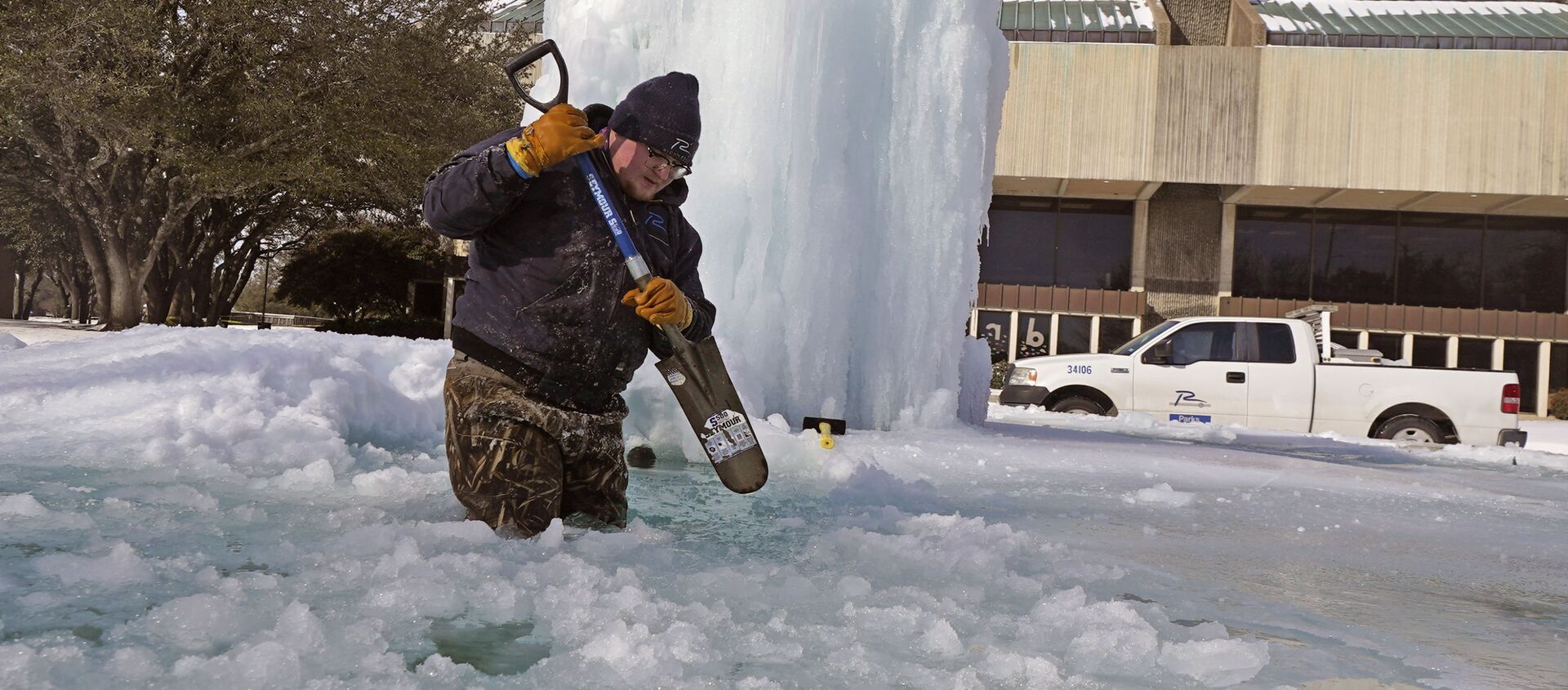 Рабочий ломает лед в замерзшем фонтане в Ричардсоне, штат Техас, США - 俄罗斯卫星通讯社, 1920, 20.02.2021