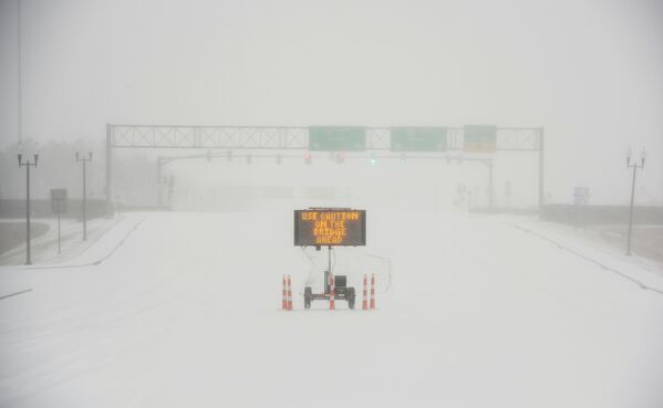 密西西比州公路上的降雪和凍雨。 - 俄羅斯衛星通訊社