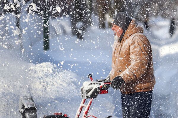 芝加哥，市政人员清理路面积雪。 - 俄罗斯卫星通讯社