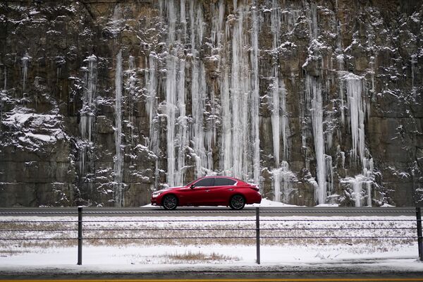 肯塔基州，被冰覆盖着的岩石前的汽车。 - 俄罗斯卫星通讯社