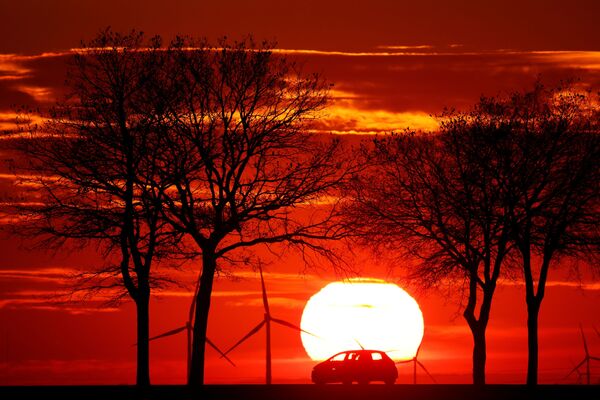 法國，日落時在路上行駛的汽車。 - 俄羅斯衛星通訊社