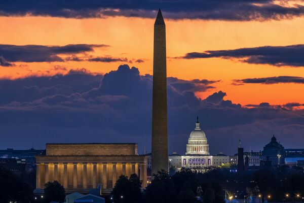 華盛頓，就職典禮當天拂曉時分的林肯紀念堂，華盛頓紀念碑和美國國會大廈。 - 俄羅斯衛星通訊社