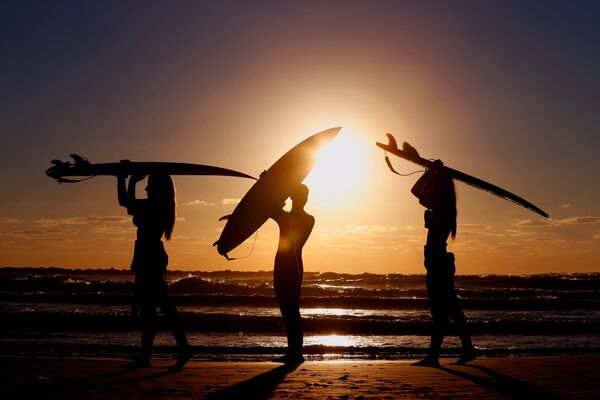特拉維夫以北，日落時分在沿海城市內塔亞海岸邊的以色列衝浪者。 - 俄羅斯衛星通訊社