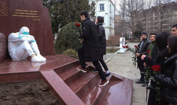 馬哈奇卡拉，向醫生紀念碑敬獻鮮花。 - 俄羅斯衛星通訊社