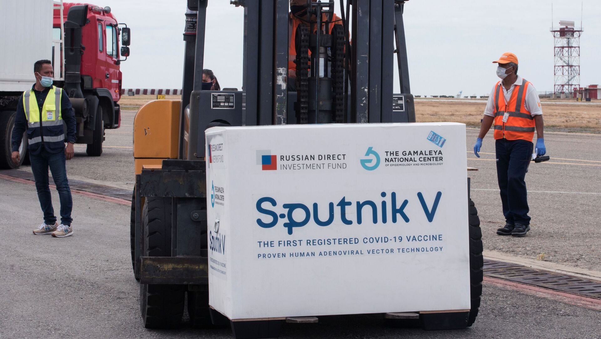 23. Сотрудники международного аэропорта имени Симона Боливара в Каракасе разгружают самолет с российской вакциной Sputnik V. 23. Сотрудники международного аэропорта имени Симона Боливара в Каракасе разгружают самолет с российской вакциной Sputnik V. - 俄罗斯卫星通讯社, 1920, 16.03.2021