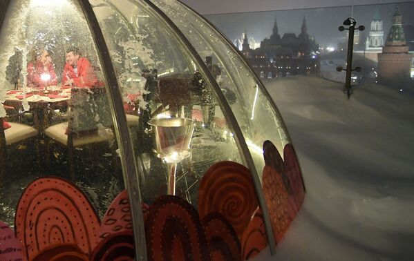 莫斯科O2 Lounge 餐厅露台上的私人凉亭。 - 俄罗斯卫星通讯社