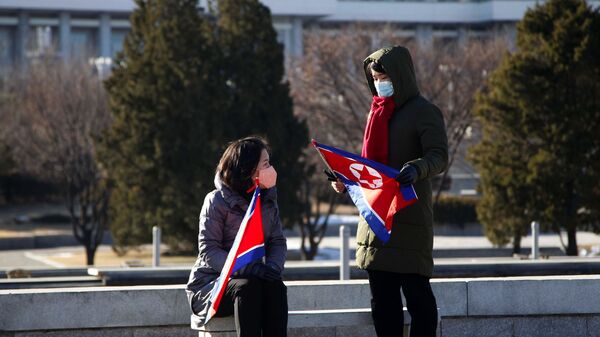 Две женщины с флагами в Пхеньяне - 俄羅斯衛星通訊社