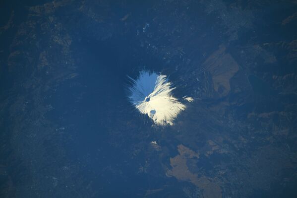 被積雪覆蓋的富士山，日本宇航員野口聰一從國際空間站拍攝。 - 俄羅斯衛星通訊社