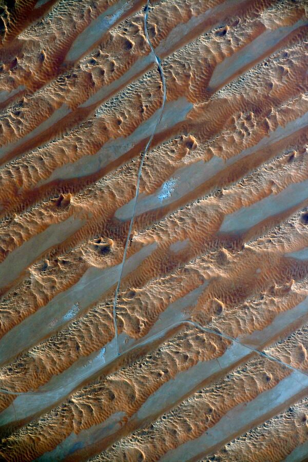 阿拉伯沙漠的流动沙丘，俄罗斯宇航员谢尔盖·库德-斯韦尔奇科夫从国际空间站拍摄。 - 俄罗斯卫星通讯社
