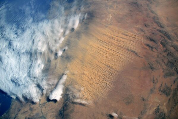 撒哈拉沙漠的沙塵暴，俄羅斯宇航員謝爾蓋·庫德-斯韋爾奇科夫從國際空間站拍攝。 - 俄羅斯衛星通訊社