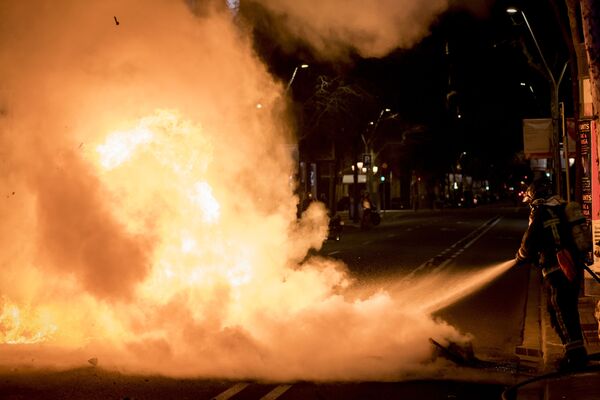 巴塞羅那，消防員撲滅了街上正在焚燒的摩托車，那裡正在舉行支持說唱歌手哈塞爾的示威活動。 - 俄羅斯衛星通訊社