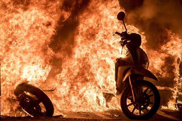 巴塞罗那的一条街上正在焚烧的摩托车，那里正在举行支持说唱歌手哈塞尔的示威活动。 - 俄罗斯卫星通讯社