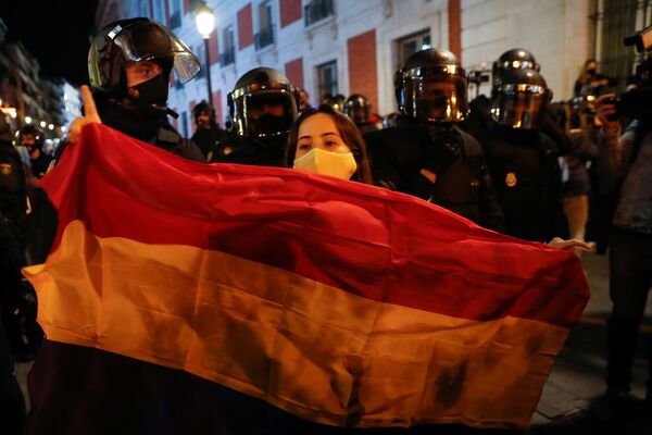 西班牙馬德里，支持說唱歌手哈塞爾的示威活動期間，一個姑娘身披西班牙國旗。 - 俄羅斯衛星通訊社