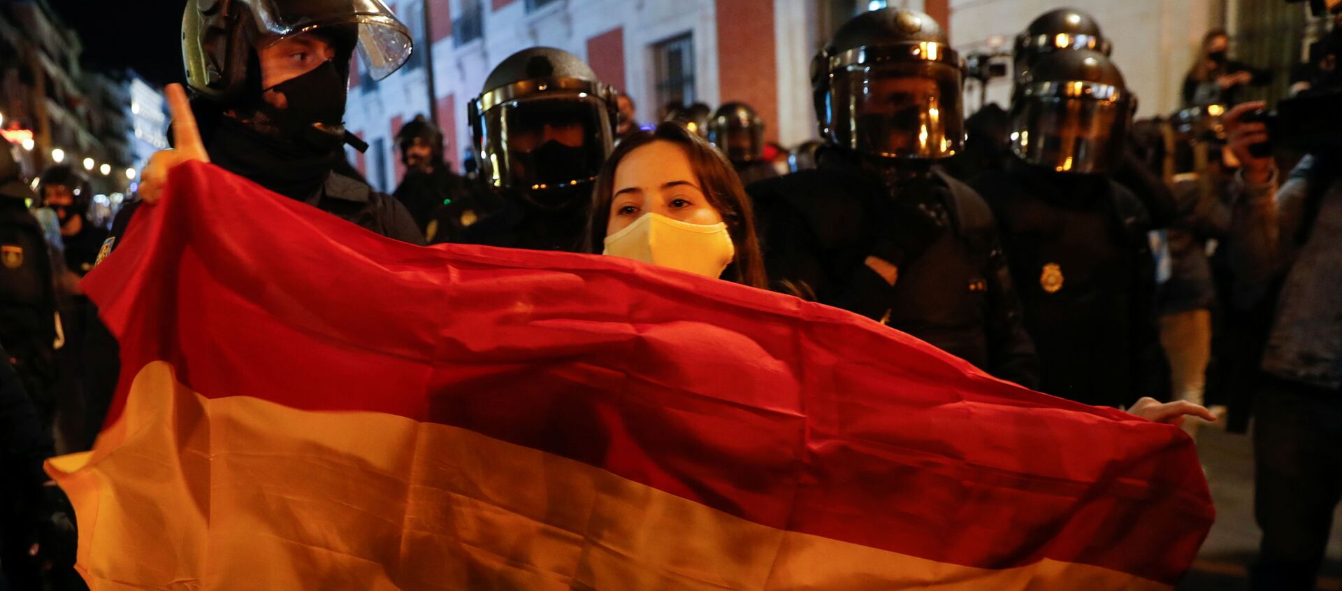 Девушка с испанским республиканским флагом во время протеста сторонников каталонского рэпера Пабло Хазеля в Мадриде, Испания - 俄罗斯卫星通讯社, 1920, 19.02.2021
