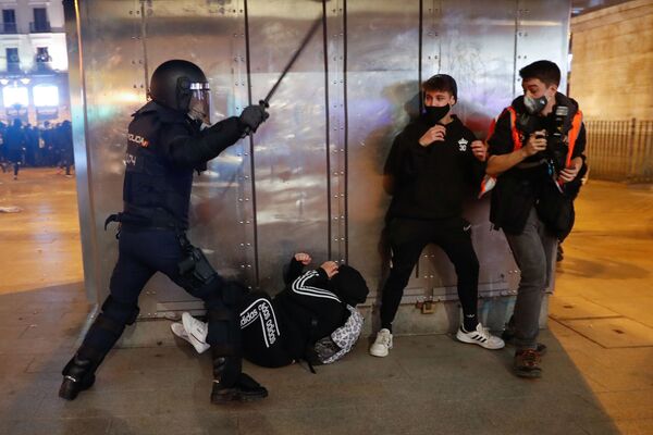 西班牙马德里，支持说唱歌手哈塞尔的抗议活动期间，警察与示威者发生冲突。 - 俄罗斯卫星通讯社