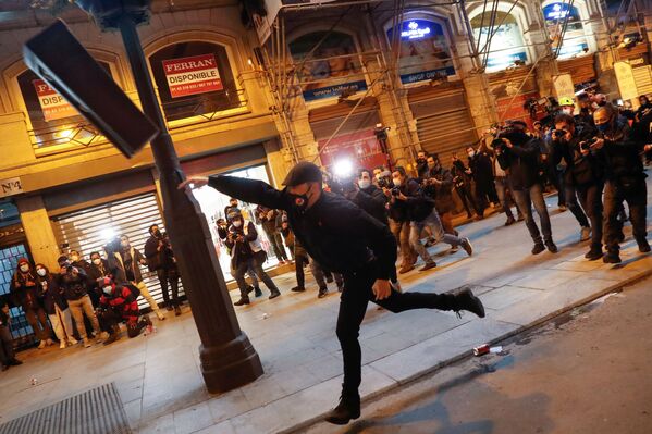 西班牙马德里，支持说唱歌手哈塞尔的抗议活动期间，示威者扔垃圾桶。 - 俄罗斯卫星通讯社
