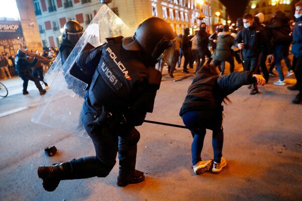 西班牙馬德里，支持說唱歌手哈塞爾的抗議活動期間，警察與示威者發生衝突。 - 俄羅斯衛星通訊社