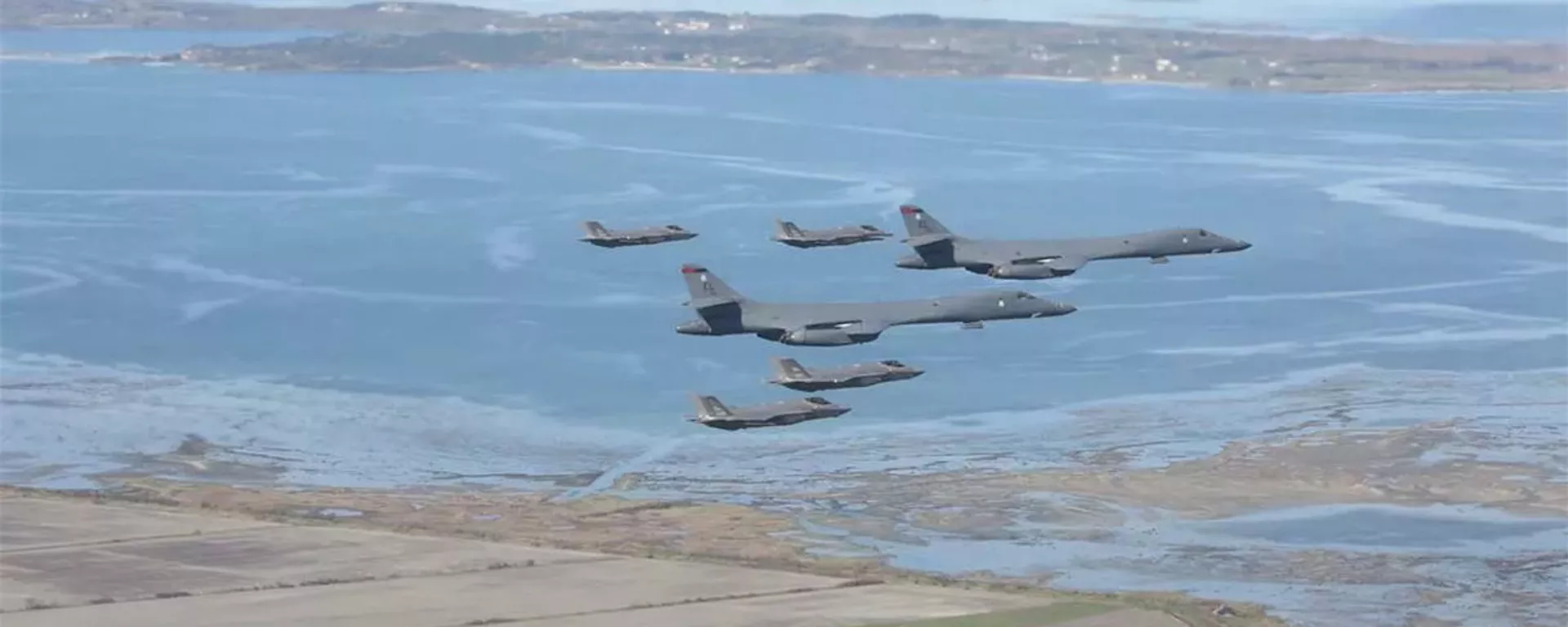 Американские стратегические бомбардировщики B-1B Lancer в сопровождении истребителей F-35 ВВС Норвегии - 俄羅斯衛星通訊社, 1920, 02.11.2021