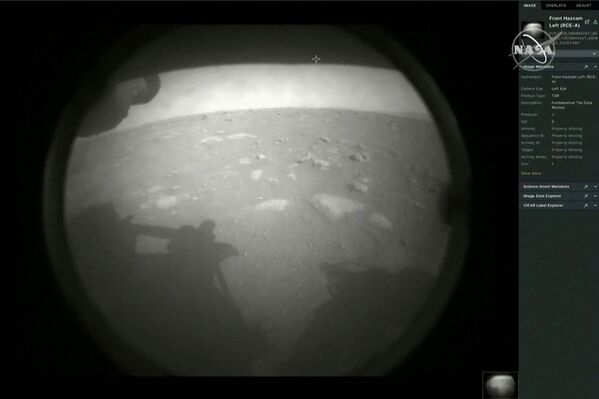 “毅力”号登陆火星后传回的首张照片。 - 俄罗斯卫星通讯社