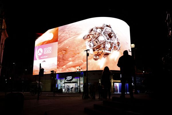 倫敦，人們在大屏幕前觀看美國“毅力號”火星車成功登陸火星的直播。 - 俄羅斯衛星通訊社