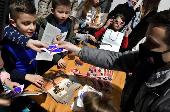 拿著美國宇航局的宣傳畫冊和眼鏡的波斯尼亞兒童，參加“毅力號”火星車成功登陸火星的慶祝活動。 - 俄羅斯衛星通訊社