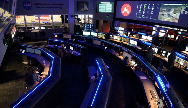 美国加利福尼亚州，帕萨迪纳美国宇航局喷气推进实验室飞行控制中心里，“毅力号”火星车团队成员正在研究监视器上的数据。 - 俄罗斯卫星通讯社