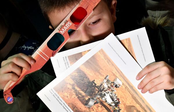 耶澤羅村一所小學里的波斯尼亞男孩拿著3D眼鏡和宣傳單，慶祝美國“毅力號”火星車成功登陸火星。 - 俄羅斯衛星通訊社