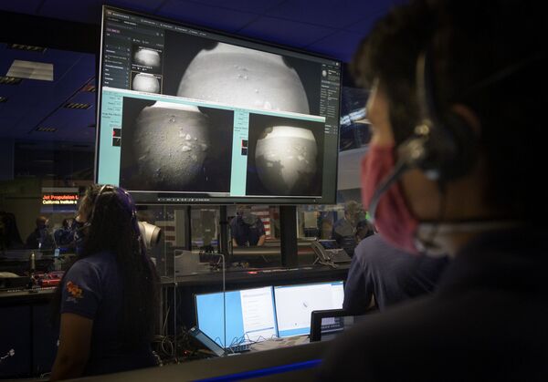 美國宇航局工作人員正在觀察“毅力號”成功登陸火星後傳回的第一批圖像。 - 俄羅斯衛星通訊社
