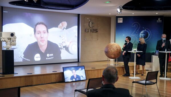 Французский астронавт Томас Песке на экране во время визита Эмманюэля Макрона и его супруги в Национальный центр космических исследований в Париже - 俄羅斯衛星通訊社