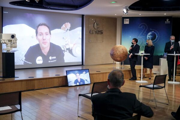 巴黎，法国总统马克龙携夫人参观法国国家太空研究中心时，法国宇航员托马斯·佩斯凯出现在大屏幕上。 - 俄罗斯卫星通讯社