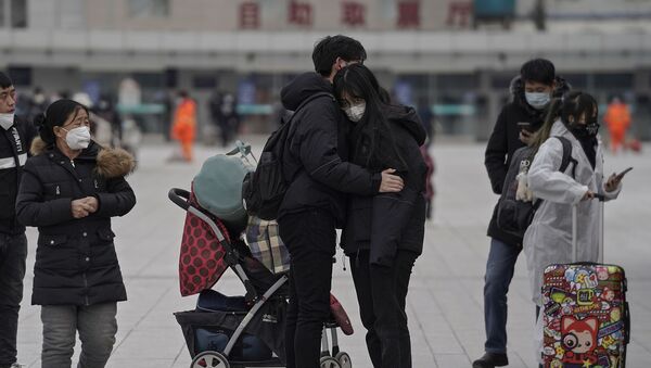 Люди на железнодорожном вокзале в Пекине - 俄罗斯卫星通讯社