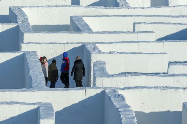 雪迷宮的遊客。 - 俄羅斯衛星通訊社