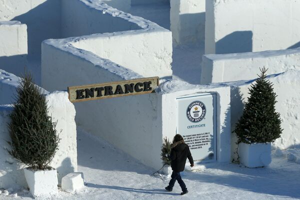雪迷宫入口处一名游客。
 - 俄罗斯卫星通讯社