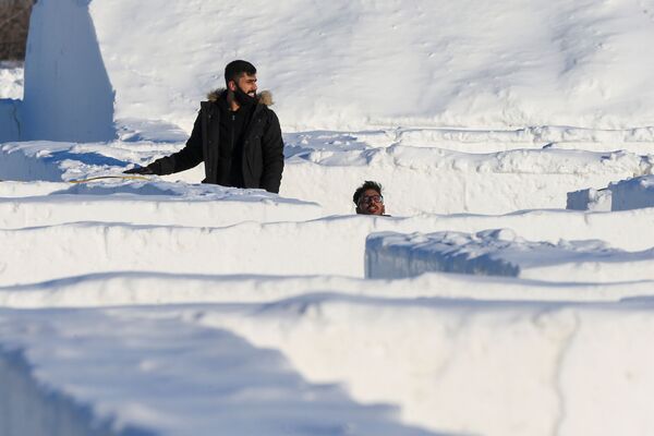 人们在雪迷宫里穿梭。
 - 俄罗斯卫星通讯社