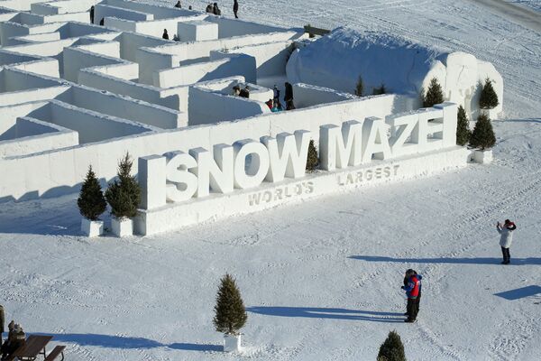 雪迷宫旁的游客。
 - 俄罗斯卫星通讯社