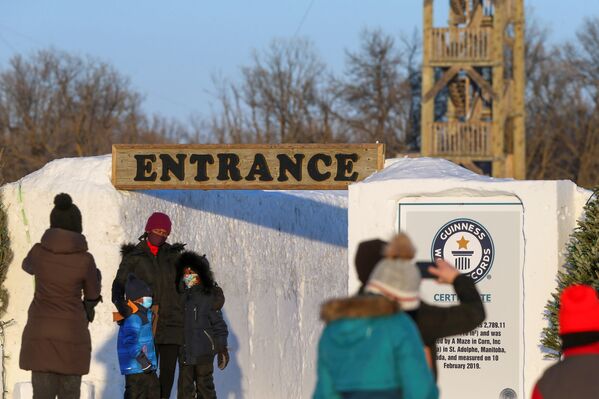 雪迷宫入口处的游客。
 - 俄罗斯卫星通讯社