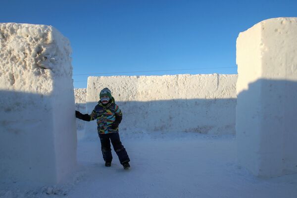 雪迷宫里的一名男孩。

 - 俄罗斯卫星通讯社