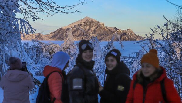 Туристы на вершине горы Машук встречают рассвет в условиях низкой облачности в Пятигорске - 俄羅斯衛星通訊社