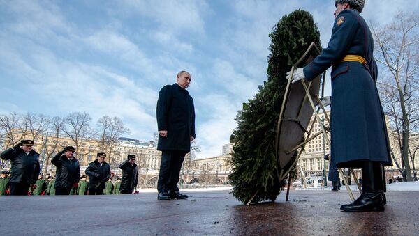 Президент РФ В. Путин возложил венок к Могиле Неизвестного Солдата - 俄羅斯衛星通訊社