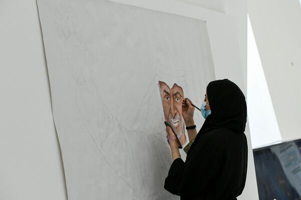 美女画师在阿布扎比IDEX 2021国际防务展上绘制阿联酋王储穆罕默德·本·扎耶德·阿勒纳哈扬的画像。 - 俄罗斯卫星通讯社