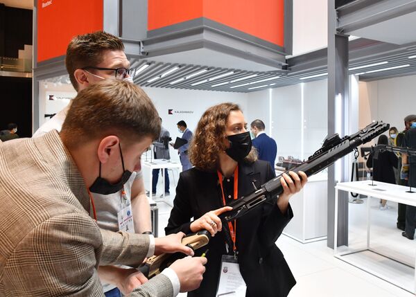 俄罗斯“卡拉什尼科夫”公司在阿布扎比IDEX-2021国际防务展中展出的MP-155“终极”霰弹枪。 - 俄罗斯卫星通讯社