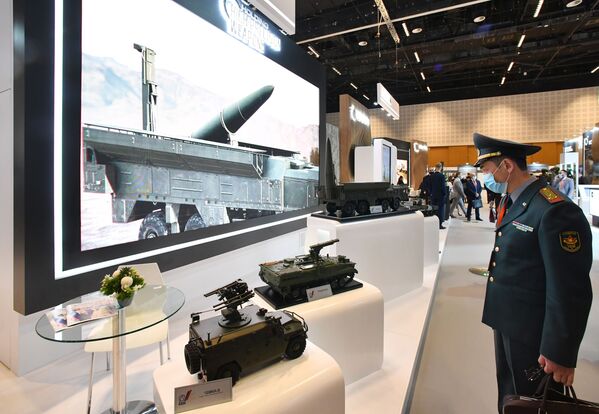 各国客商在阿布扎比IDEX 2021国际防务展审看展品。 - 俄罗斯卫星通讯社