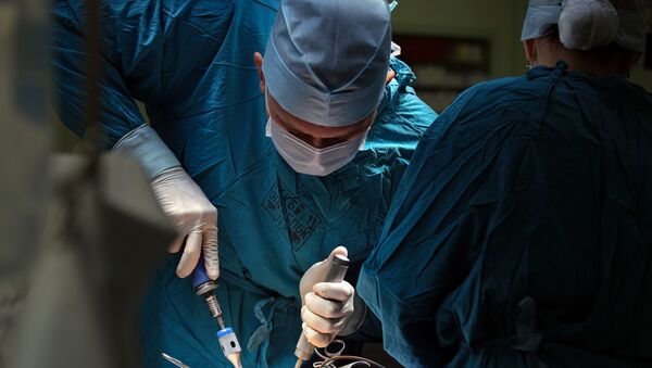 2 Спинальные хирурги выполняют декомпрессивно - стабилизирующую операцию на поясничном отделе позвоночника в нейрохирургическом отделении Краснодарской краевой больницы №1. - 俄羅斯衛星通訊社