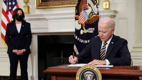 Джо Байден во время подписания указов в Белом Доме. 24 февраля 2021 - 俄罗斯卫星通讯社