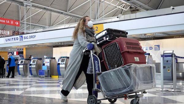 Женщина в аэропорту Чикаго - 俄罗斯卫星通讯社