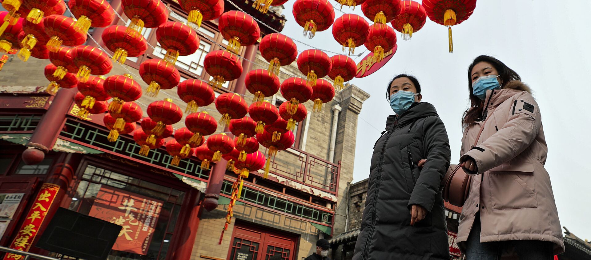北京女孩在滿是節日燈籠裝點的街道上。
 - 俄羅斯衛星通訊社, 1920, 26.02.2021