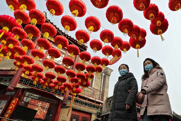 北京女孩在滿是節日燈籠裝點的街道上。
 - 俄羅斯衛星通訊社